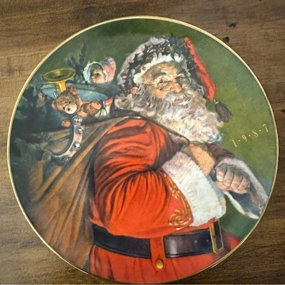 Avon The Magic That Santa Brings 1987 Gold Trimmed Vintage Decor Plate